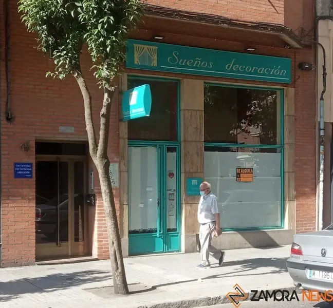 Un viandante por la calle de la Amargura de Zamora