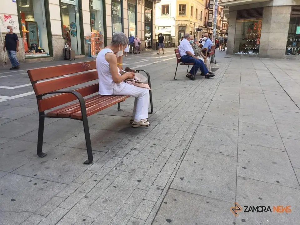 Zamoranos descansado en los jardines frente al Palacio de los Momos