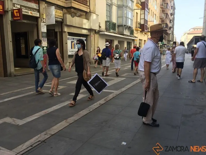 Los zamoranos, de compras por la calle Santa Clara.