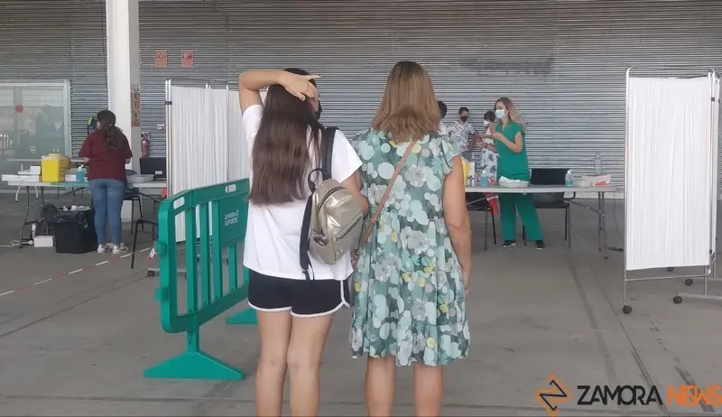 Una menor acompañada espera su vacuna en Ifeza