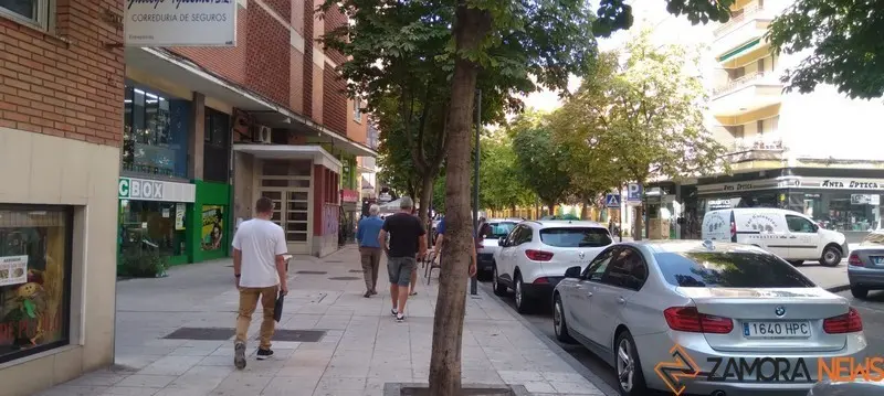Viandantes por la Avenida Príncipe de Asturias