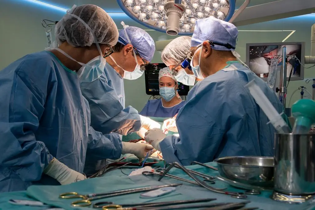 Sanitarios en el quirófano