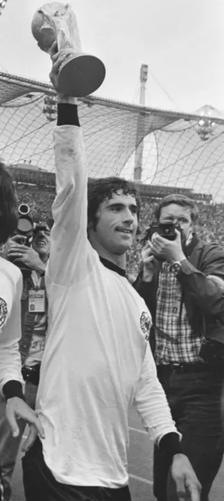 Gerd Müller levantando la Copa del Mundo de 1974. | FOTO: Wikipedia