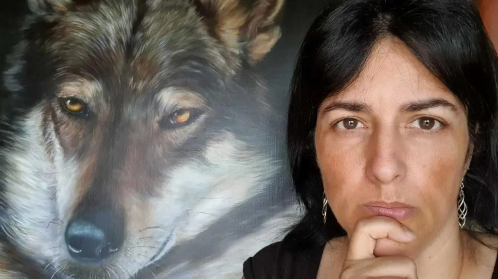 Eva María posa junto a la obra de Venus