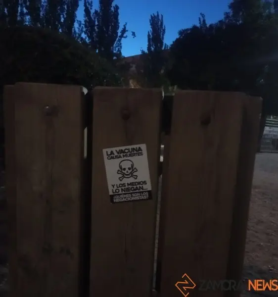 Pegatina colocada en el parque León Felipe