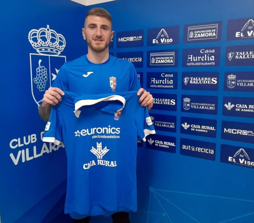 Sandro con la camiseta del CD Villaralbo