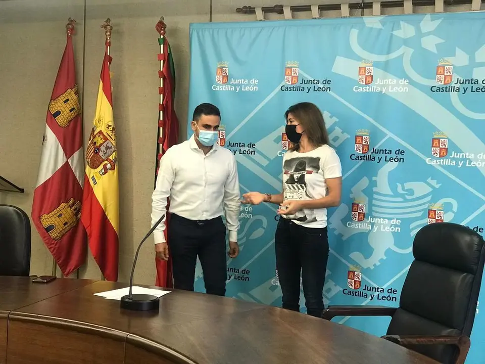 El gerente del ECyL en Zamora, Efrén Domínguez y la delegada territorial de la Junta de Castilla y León, Clara San Damián, eran los encargados de presentar este jueves el plan PIE