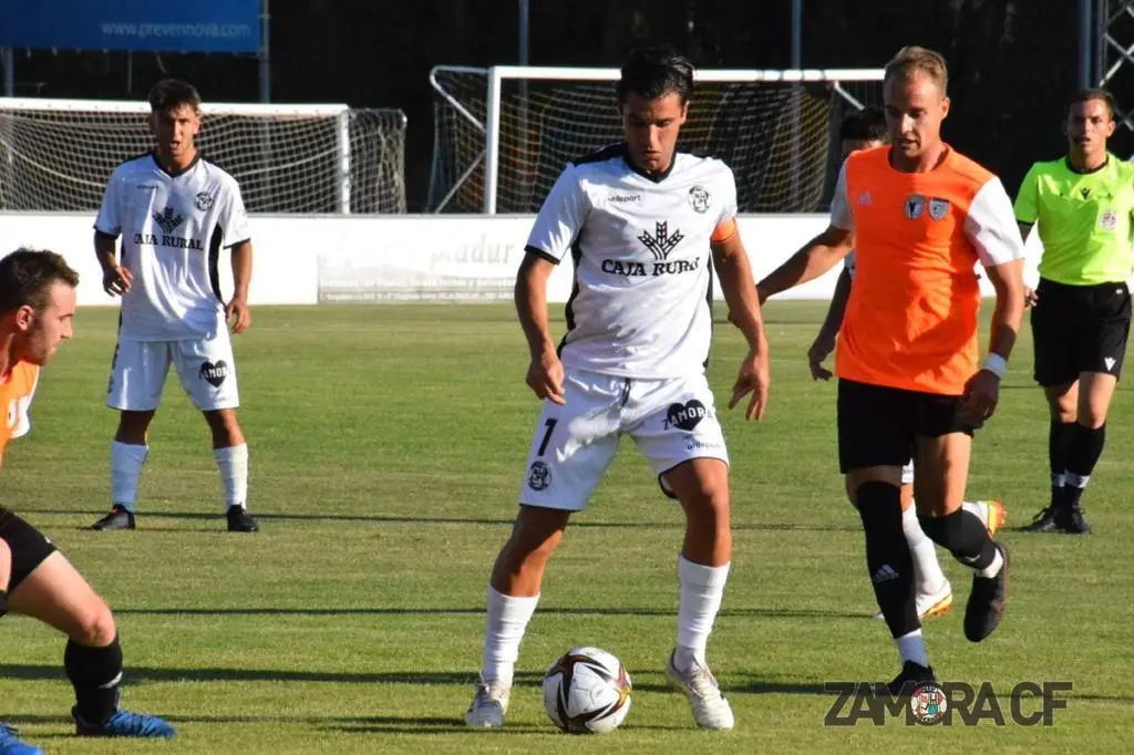 Dani Hernández en el encuentro amistoso entre el Zamora CF y el Burgos Promesas. | FOTO: Zamora CF