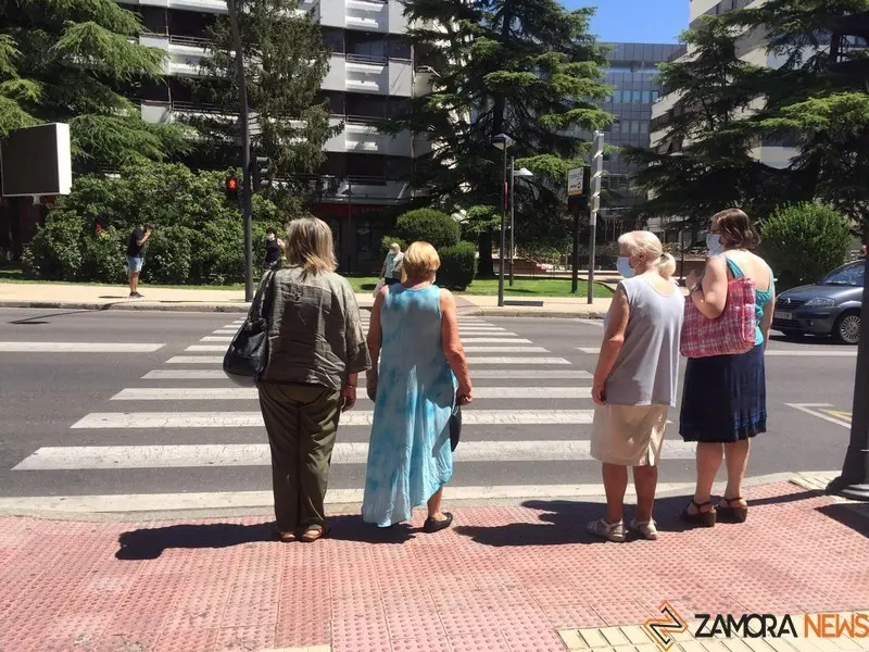 Peatones en un paso de cebra en Zamora