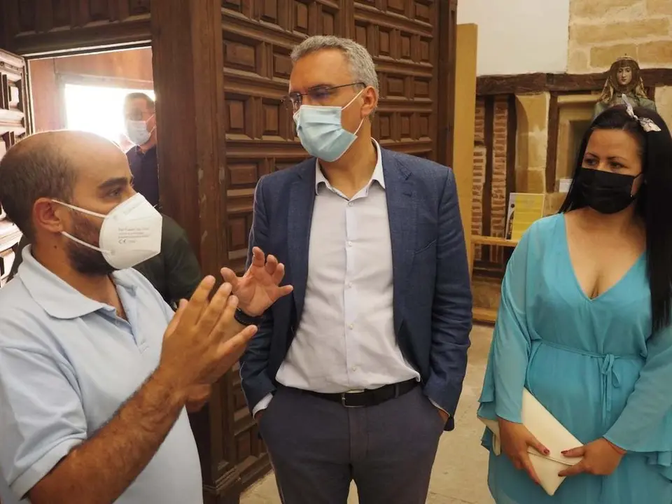 Eduardo Folgado con el delegado del Gobierno, Javier Izquierdo