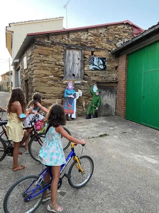 Niñas de Pobladura de Aliste recorren la exposición al aire libre en bici. Fotos cedidas por la Asociación "Aires de Aliste"
