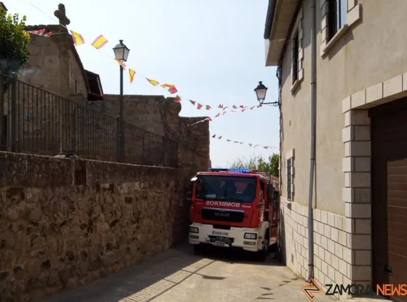 Bomberos en Fermoselle. Foto de Archivo