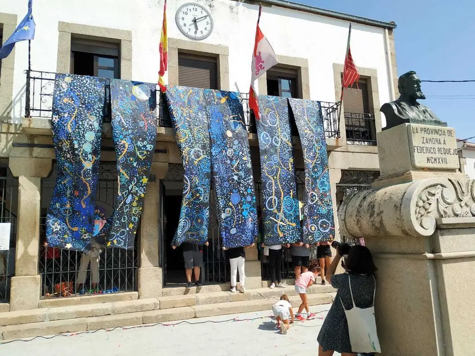 Resultado del mural efímero sobre la facha del Ayuntamiento de Bermillo. Fotografía: CEDIDA