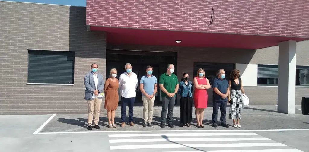 La consejera de Familia, Isabel Blanco, en su visita a las instalaciones del nuevo Centro de Día
