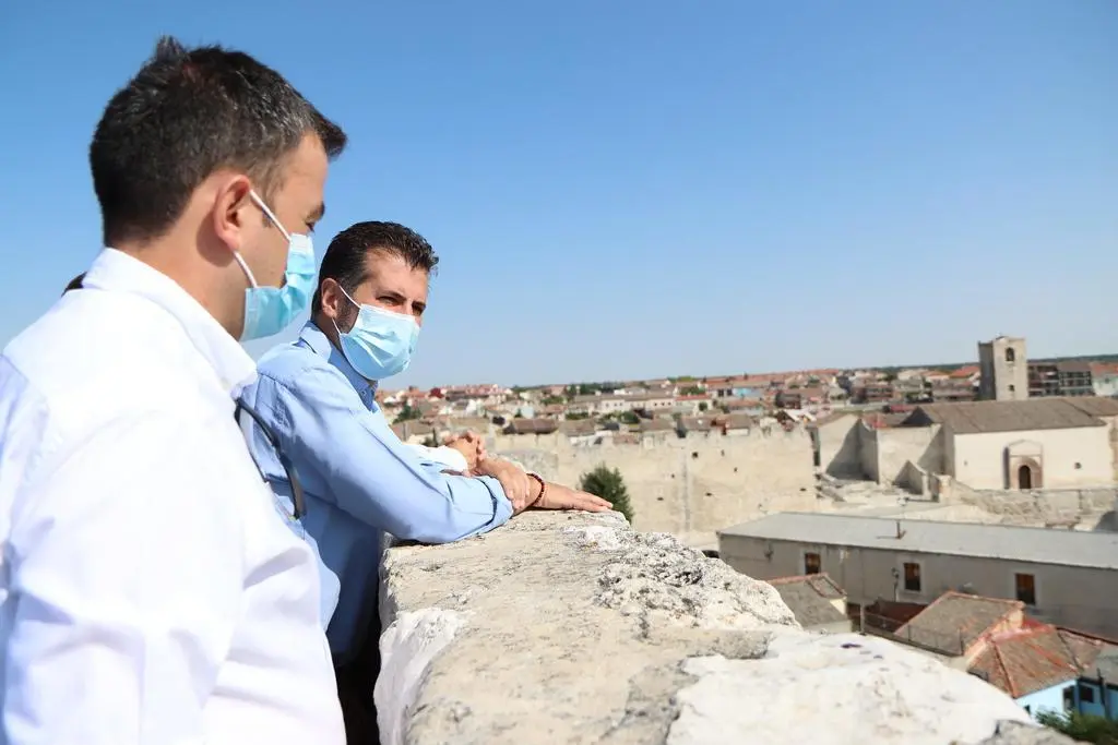 Tudanca durante su visita a la muralla de Cuéllar