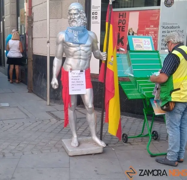 Neptuno junto al vendedor de cupones