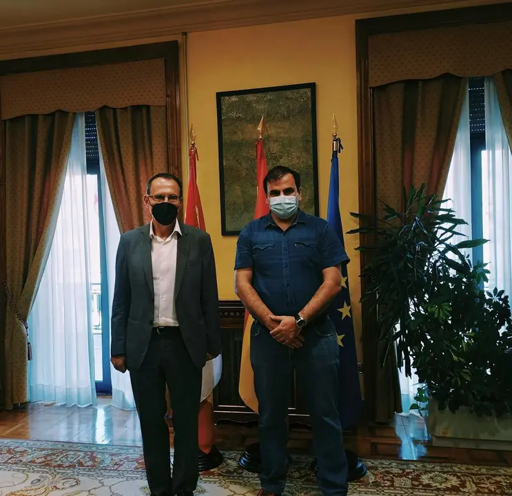 El subdelegado del Gobierno con el alcalde de Otero de Bodas