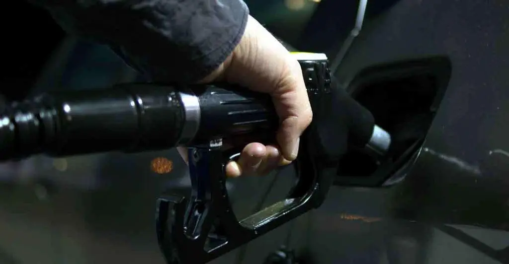 Repostaje en una gasolinera. Foto casacurrocoche.com