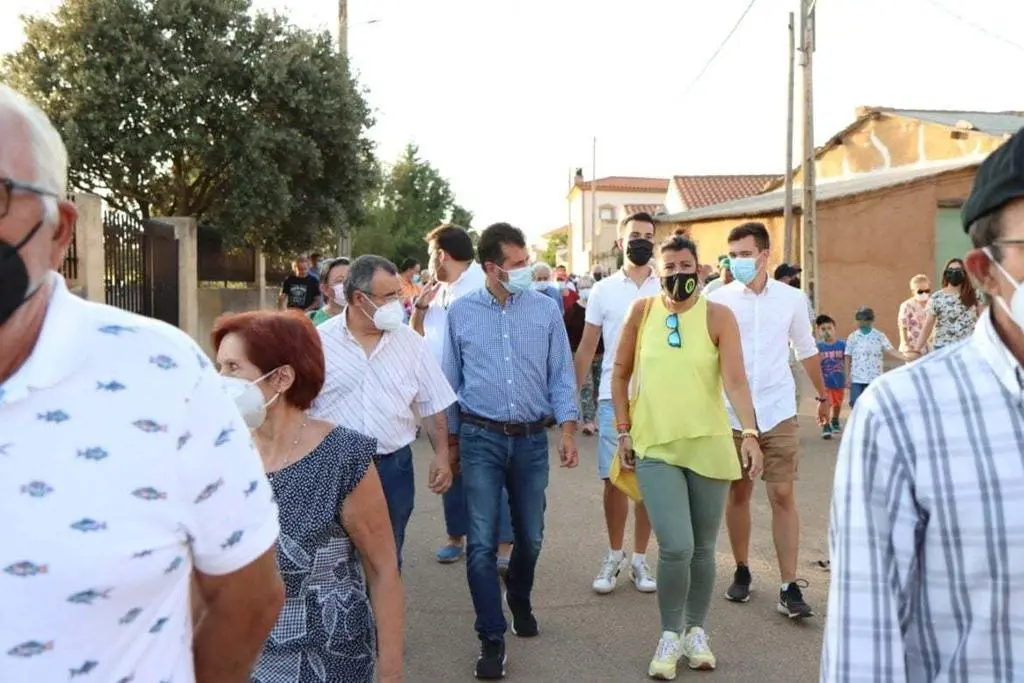 Luis Tudanca durante la concentración por el vaciado embalse Ricobayo, en Palacios del Pan
