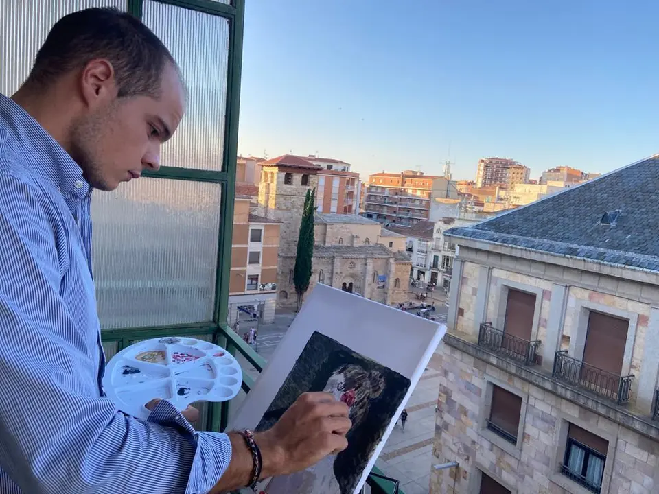 El pintor zamorano Saúl Alija realizando una de sus obras. | FOTO: Sara Fernández