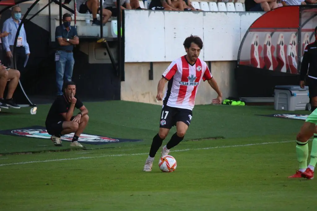 Javi Navas encara en el encuentro entre el Zamora CF y el Bilbao Athletic. | FOTO: Marcos Vicente