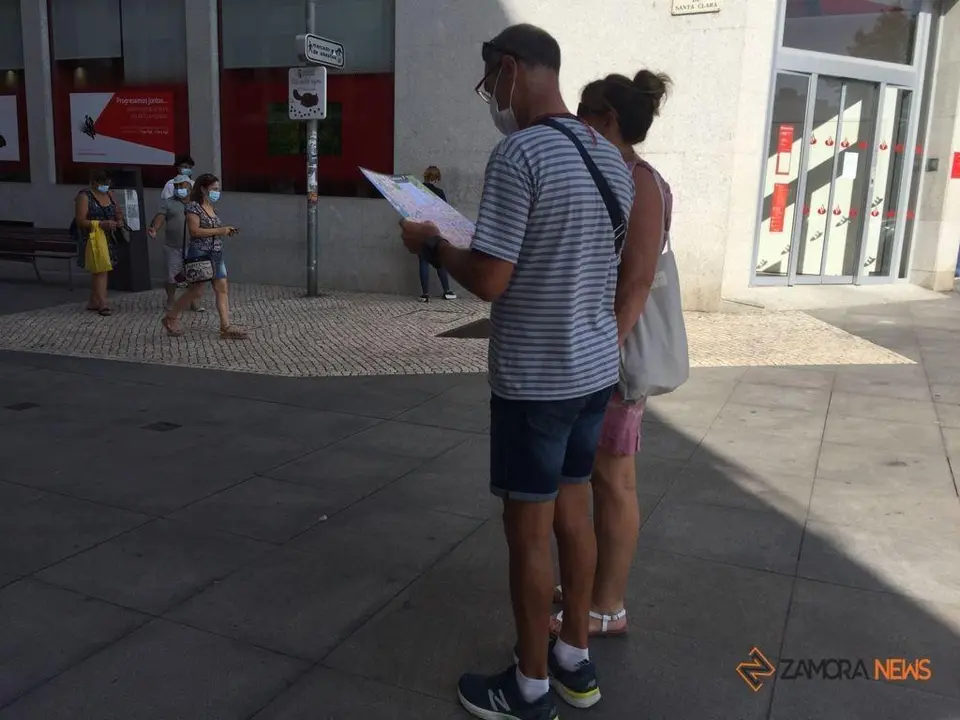 Una pareja de turistas consulta un mapa en el centro de Zamora