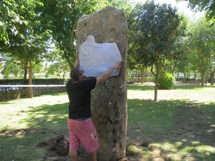 Instalación en de la piedra del 
 memorial por las víctimas de la Guerra Civil