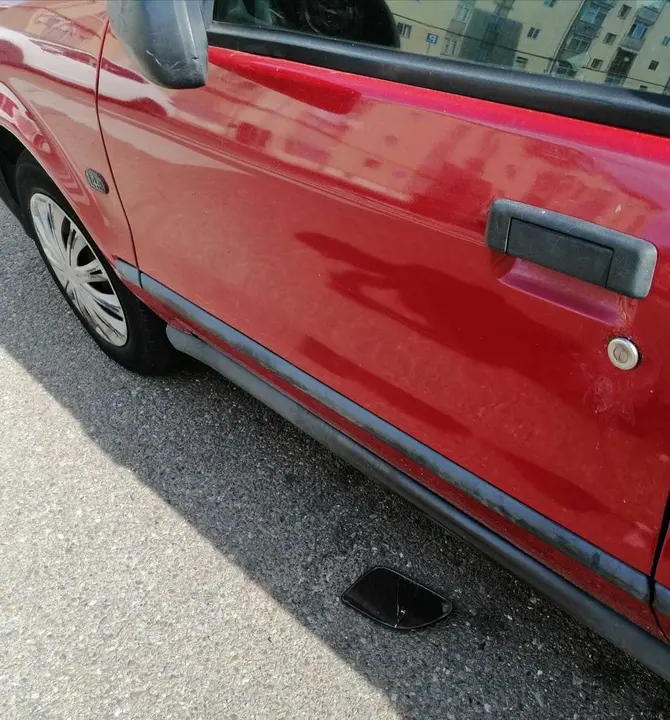 Destrozos en un coche aparcado en la zona de San José Obrero