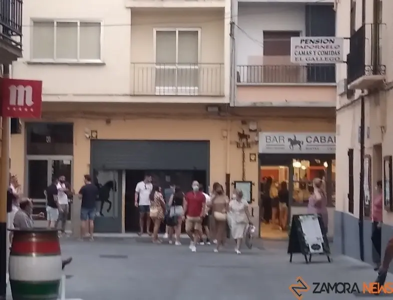 Ciudadanos en la zona de pinchos de Zamora