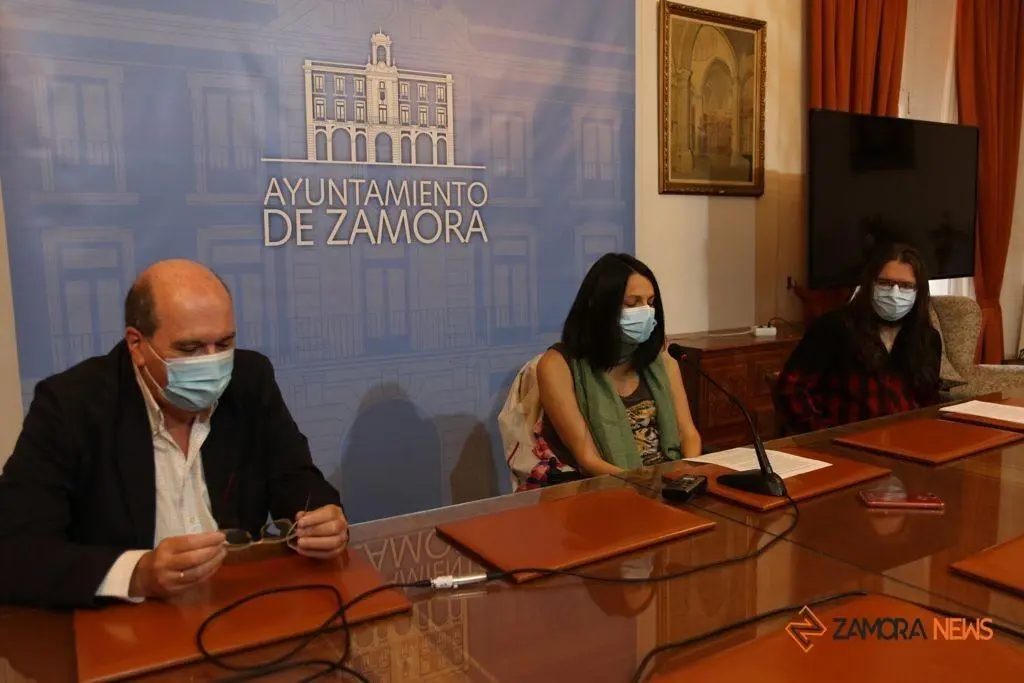 El Director de la Fundación Siglo, Juan González Posado, la concejala de Cultura, María Eugenia Cabezas, y el responsable de comunicación del Z! Live, Andrés Gil