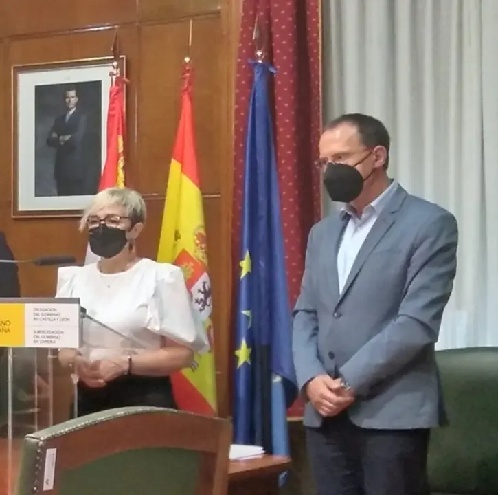 Marisa Manso, responsable de la Unidad de Violencia de la Mujer y el subdelegado Ángel Blanco. Archivo