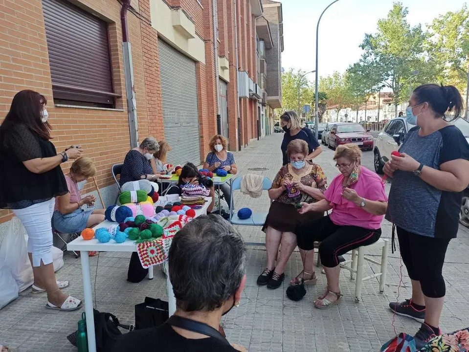 Encuentro de las Águedas de San José Obrero para tejer los grannys. Fotografía: CEDIDA