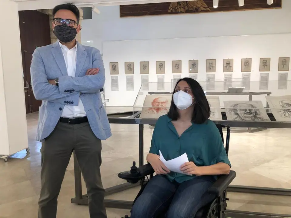 La concejala de Cultura del Ayuntamiento de Zamora y el gerente del Instituto castellanoleones de la Lengua presentan la exposición "Félix de la Vega. Galería de escritores modernos y contemporáneos de Castilla y León". | FOTO: Marcos Vicente