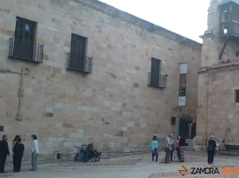 Viandantes en la Plaza de Santa Lucia en Zamora