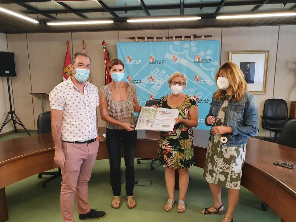 Reunión de Clara San Damián con la alcaldesa de Villamor de los Escuderos