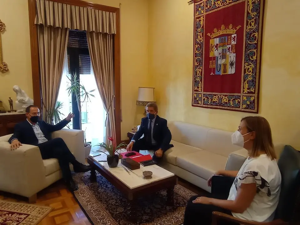 Subdelegado del Gobierno, alcalde de Villamayor de Campos y jefa de la Inspección de Telecomunicaciones