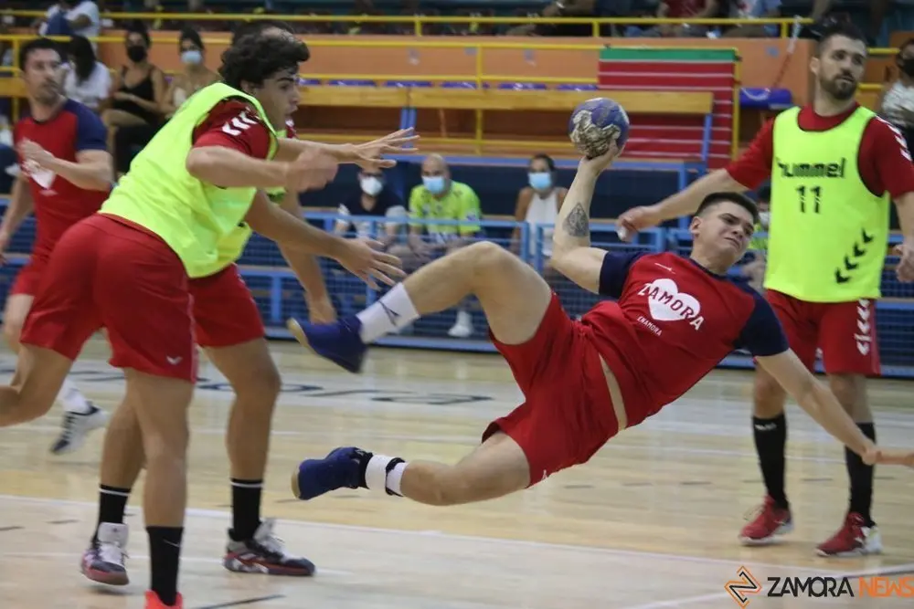 Lance del partido entre el BM Zamora y el San Pablo Burgos. | FOTO: Marcos Vicente