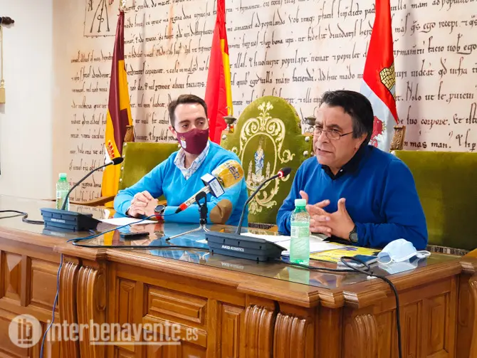 El alcalde de Benavente, Luciano Huerga, junto al concejal de Educación, Antonio Vega