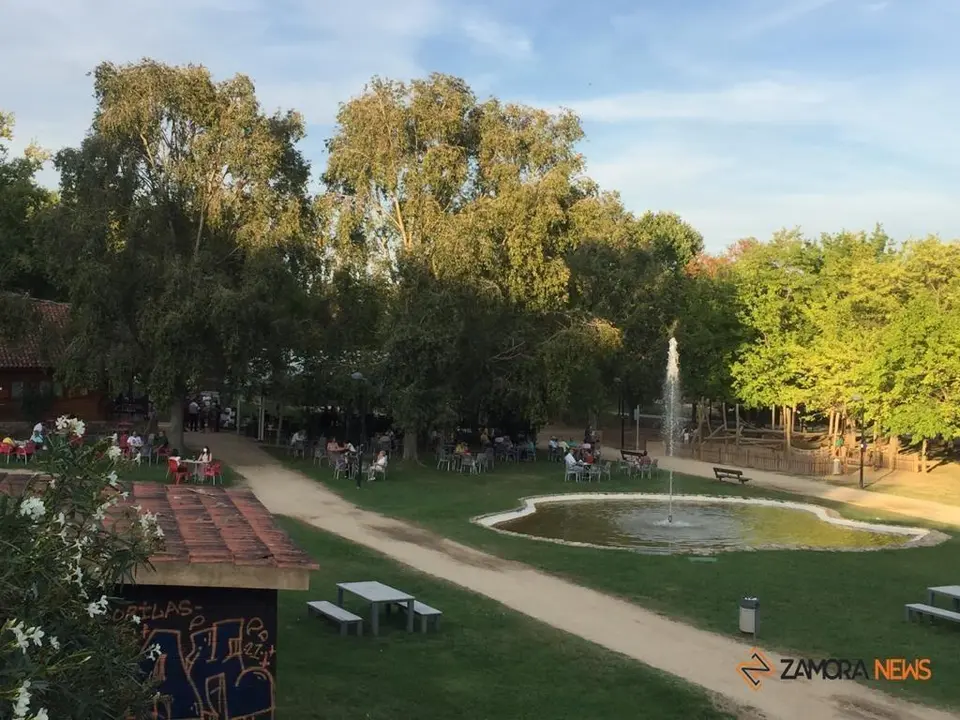 Zamoranos disfrutando en el paseo de Los Tres árboles