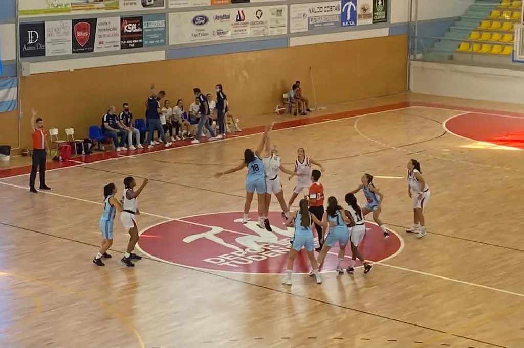 Partido entre el CD Zamarat y el Celta Baloncesto. | FOTO: Celta Baloncesto