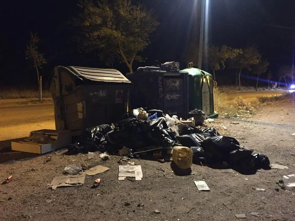 Contenedor y basura por el suelo en Zamora.