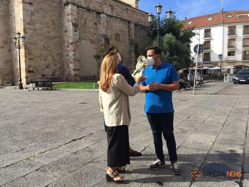 La portavoz del Partido Popular en el Ayuntamiento de 
Zamora, Mayte Martín Pozo, junto al viceportavoz, Víctor López de la Parte