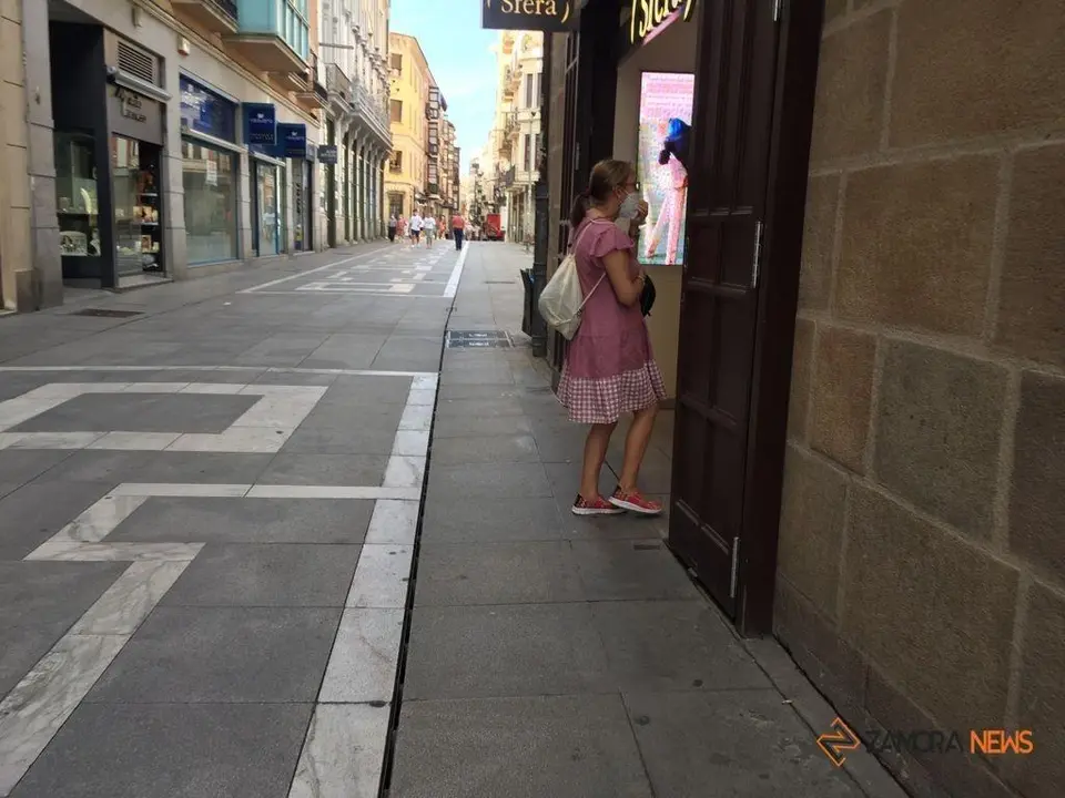 Una mujer observa uno de os escaparates comerciales en Santa Clara