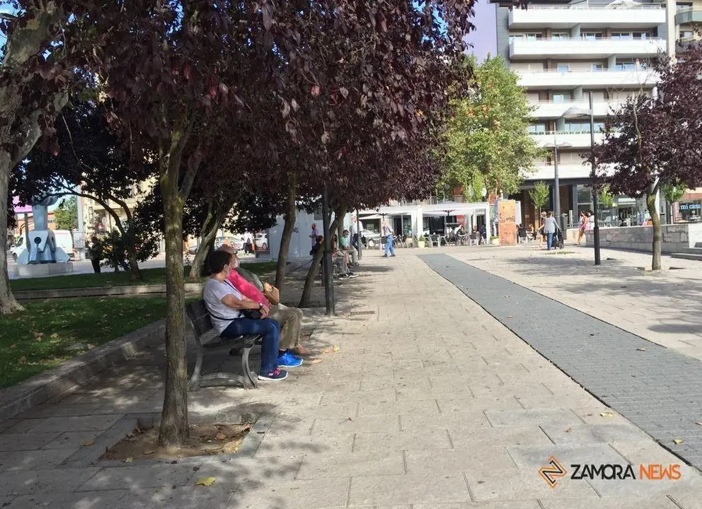 Zamoranos sentados en la zona de La Marina