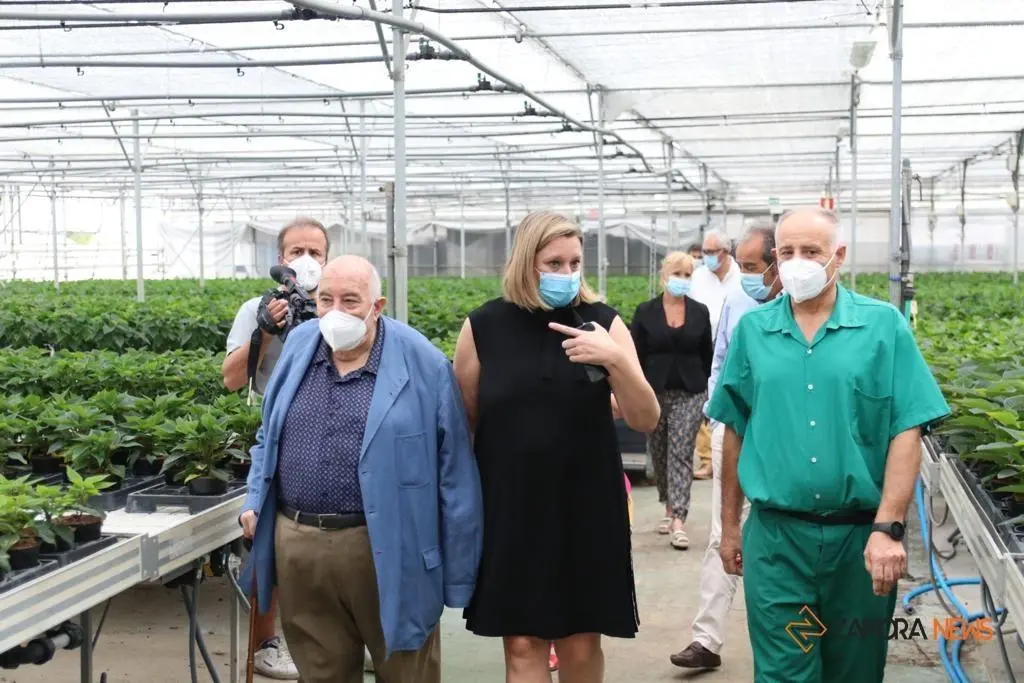 La consejera de Familia, Isabel Blanco, junto al presidente de la Fundación Personas, Patricio Santana en la sede de Asprosub en Morales del Vino