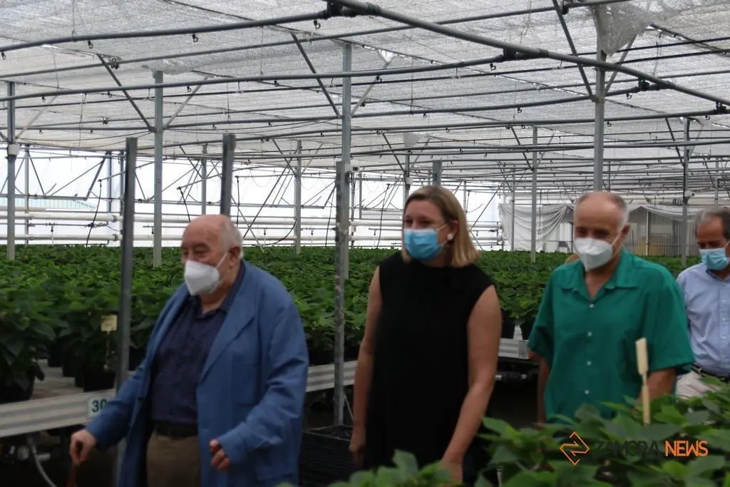 La consejera de Familia, Isabel Blanco, junto al presidente de la Fundación Personas, Patricio Santana en la sede de Asprosub en Morales del Vino