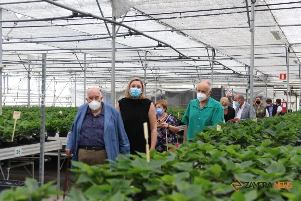 La consejera de Familia, Isabel Blanco, junto al presidente de la Fundación Personas, Patricio Santana en la sede de Asprosub en Morales del Vino