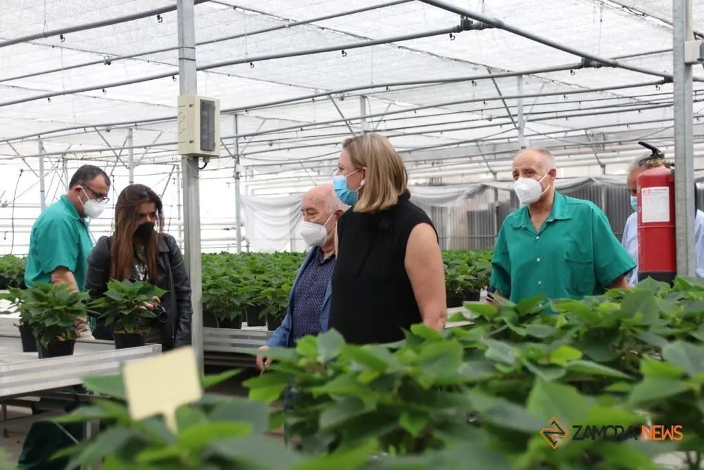 La consejera de Familia, Isabel Blanco, junto al presidente de la Fundación Personas, Patricio Santana en la sede de Asprosub en Morales del Vino