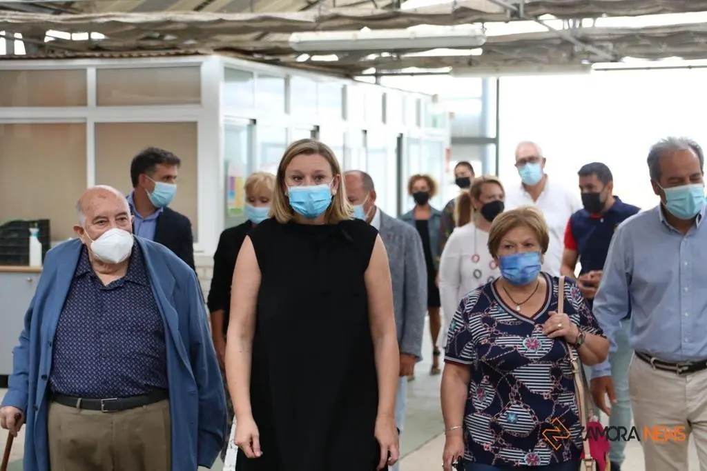 La consejera de Familia, Isabel Blanco, junto al presidente de la Fundación Personas, Patricio Santana en la sede de Asprosub en Morales del Vino