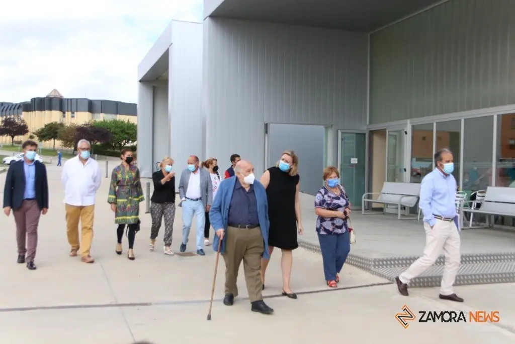 La consejera de Familia, Isabel Blanco, junto al presidente de la Fundación Personas, Patricio Santana en la sede de Asprosub en Morales del Vino